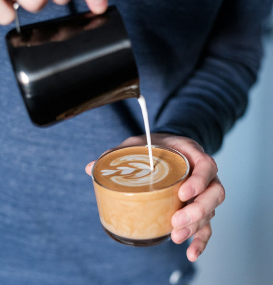 Flat White: Dein Leitfaden zur cremig-samtige Kaffeespezialität